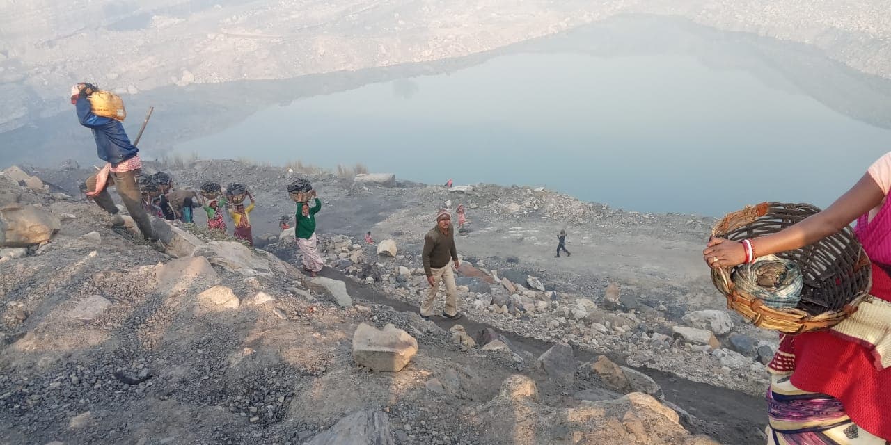 हर साल कोयले के अवैध खनन में शामिल सैकड़ों लोग गंवाते हैं अपनी जान, कौन करेगा इनकी रक्षा?