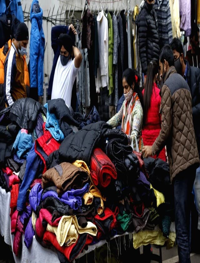 Winter Clothes: फर्रुखाबाद के इस मार्केट से करें सस्ती शॉपिंग, 50 प्रतिशत तक की मिलेगी छूट