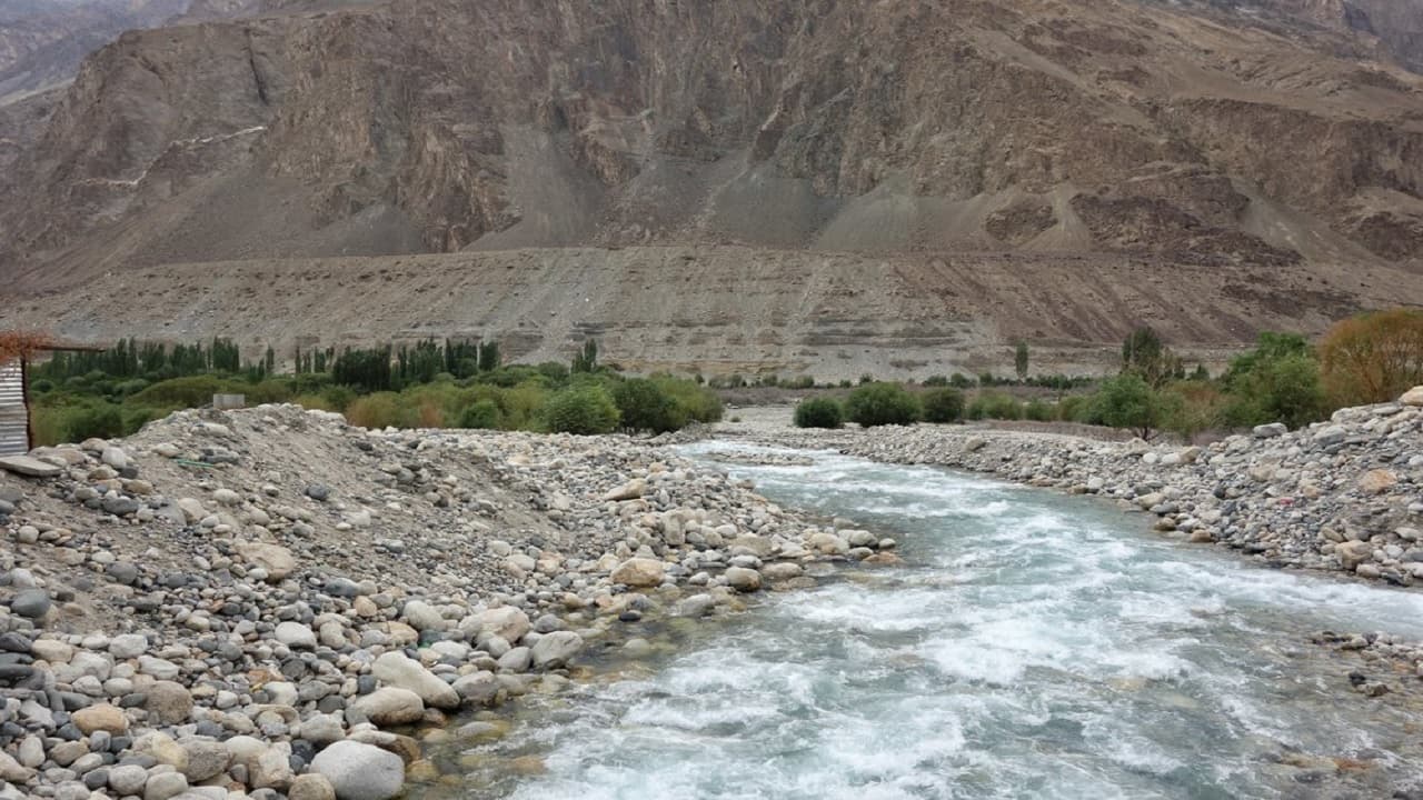 Ladakh Road Accident: लद्दाख में सेना के जवानों से भरी बस श्योक नदी में गिरी,  7 की मौत, PM ने जताया दुख