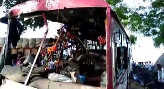 लखनऊ में रोडवेज की दो बसों में भीषण टक्कर, 6 लोगों की मौत, कई गंभीर हालत में अस्पताल में भर्ती