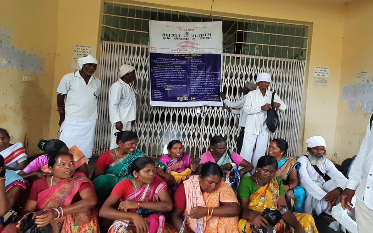 पत्थलगड़ी का बोर्ड हटाने से गुस्साए लोगों ने लातेहार के कई सरकारी ऑफिस में लगाया ताला, जानें पूरा मामला