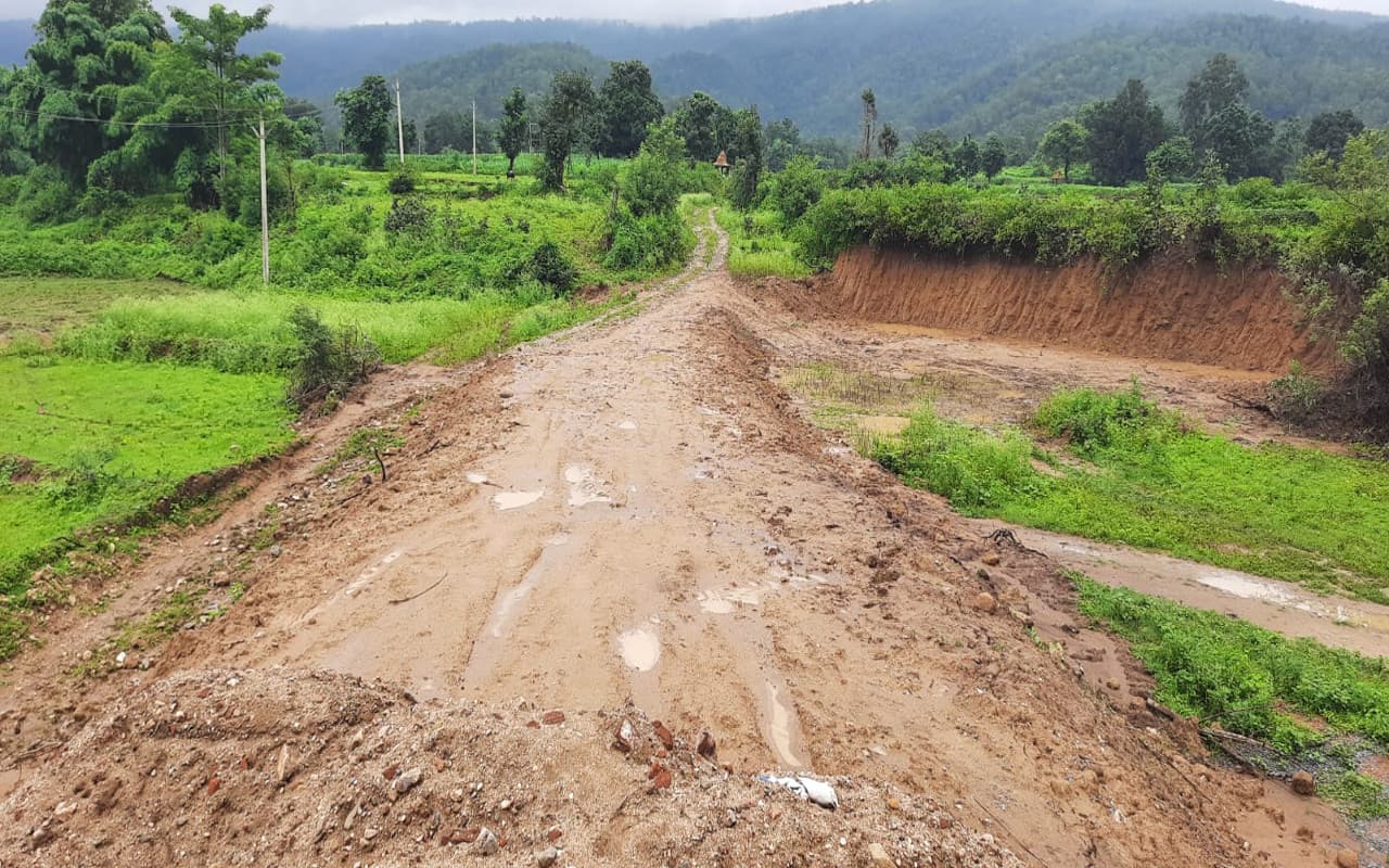 झारखंड : लातेहार के दर्जनों गांव टापू में तब्दील, पैदल चलना तक हुआ दूभर, जानें कारण