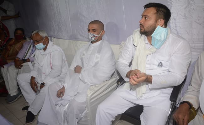 Ram Vilas Paswan श्राद्ध: चिराग ने पिता रामविलास पासवान के श्राद्ध में सीएम नीतीश के क्यों छुए थे छुए पैर? फिर बगल में बैठे तेजस्वी भी दिखे साथ