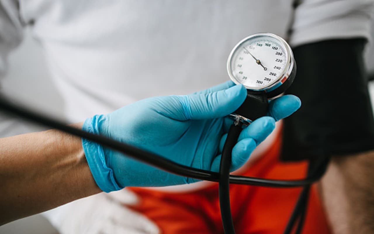 Low blood pressure home remedies: लो ब्लड प्रेशर को आसानी से करें मैनेज, एक्सपर्ट के बताये ये उपाय आजमाएं