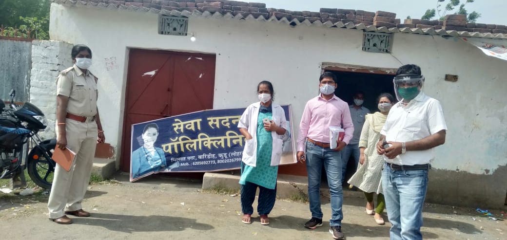 जामताड़ा का मंसूर अंसारी लोहरदगा में चला रहा था फर्जी सेवा सदन पॉलिक्लीनिक, छापामारी की भनक लगते ही सीरियस मरीजं को बंद कर हुआ फरार, पुलिस ने किया गिरफ्तार