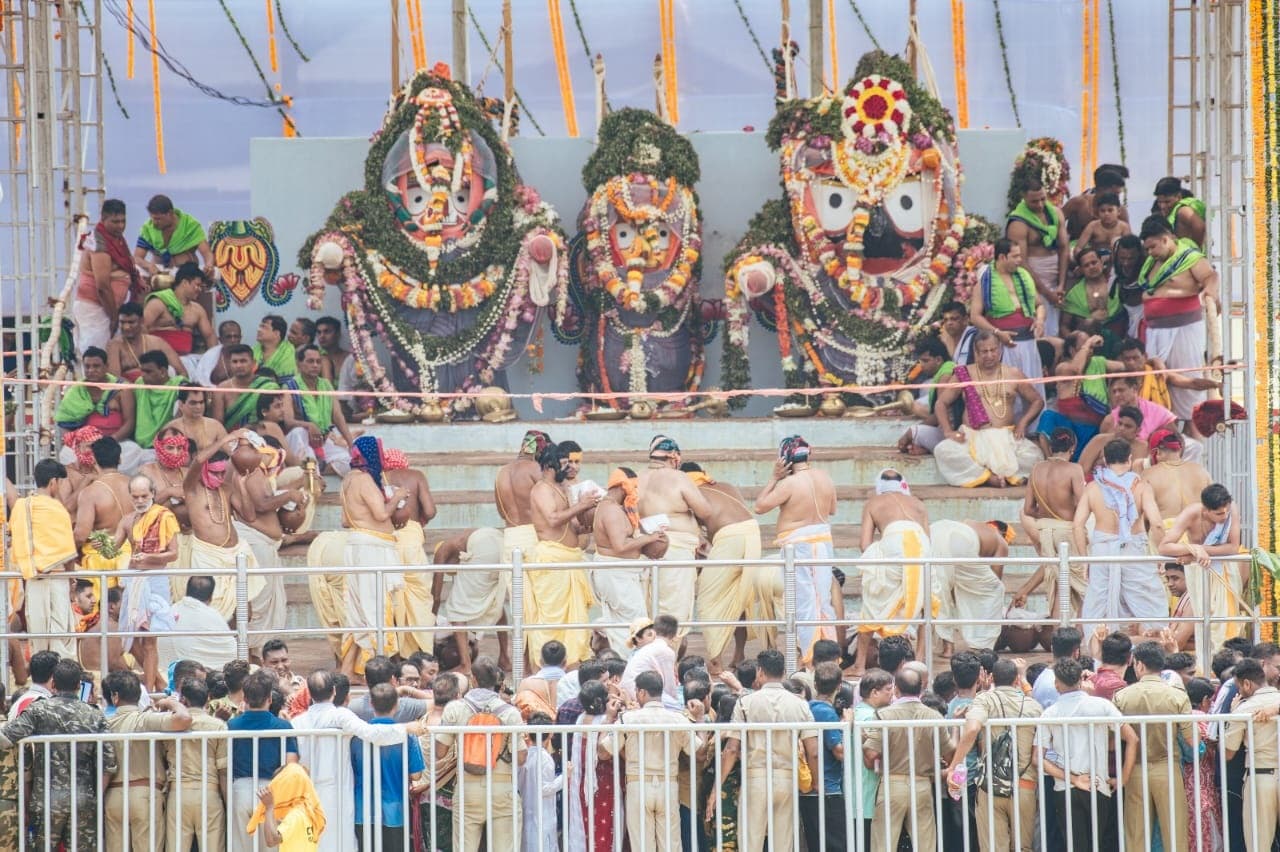 ओडिशा: पुरी के श्री जगन्नाथ मंदिर में श्रद्धालुओं ने किए भगवान जगन्नाथ के नबजौबन दर्शन