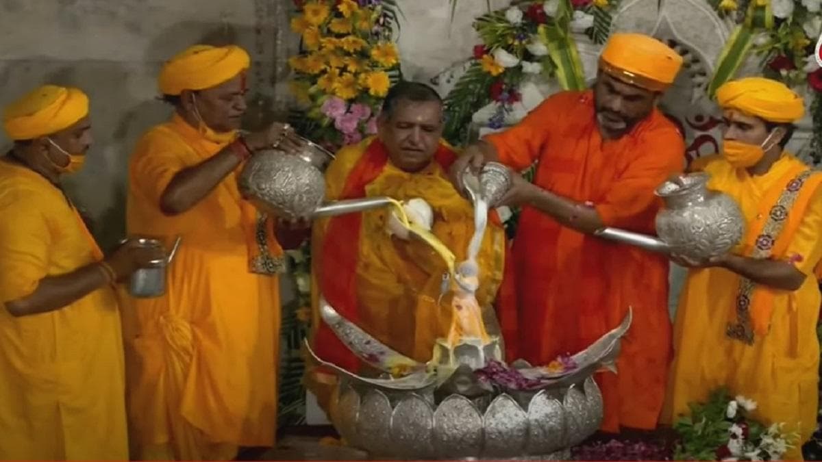 Shri Krishna Janmashtami : नंद घर आनंद भयो..जय कन्हैया लाल की, घर-घर गूंजी बधाई, देखिए कृष्ण जन्म का वीडियो