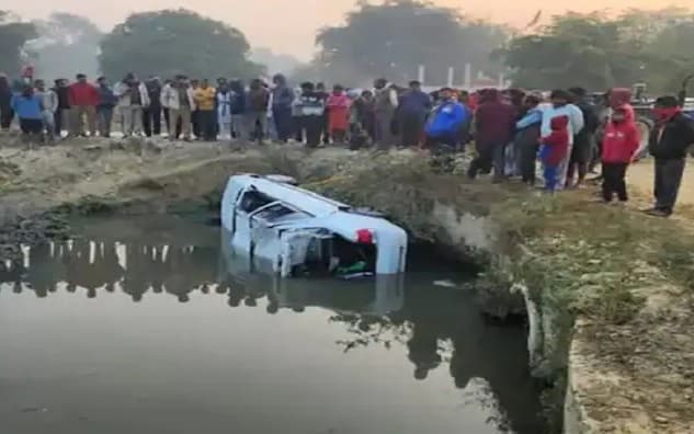 Lucknow News: लखनऊ के सैरपुर में सड़क हादसा, नाले में कार गिरने से 4 युवकों की मौत, एक की हालत नाजुक