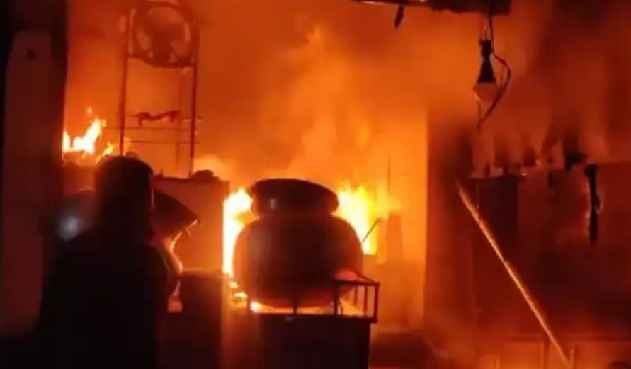 Lucknow News: लखनऊ के रेस्टोरेंट में लगी भीषण आग, जिंदा जला ग्राहक, दो कर्मचारी झुलसे