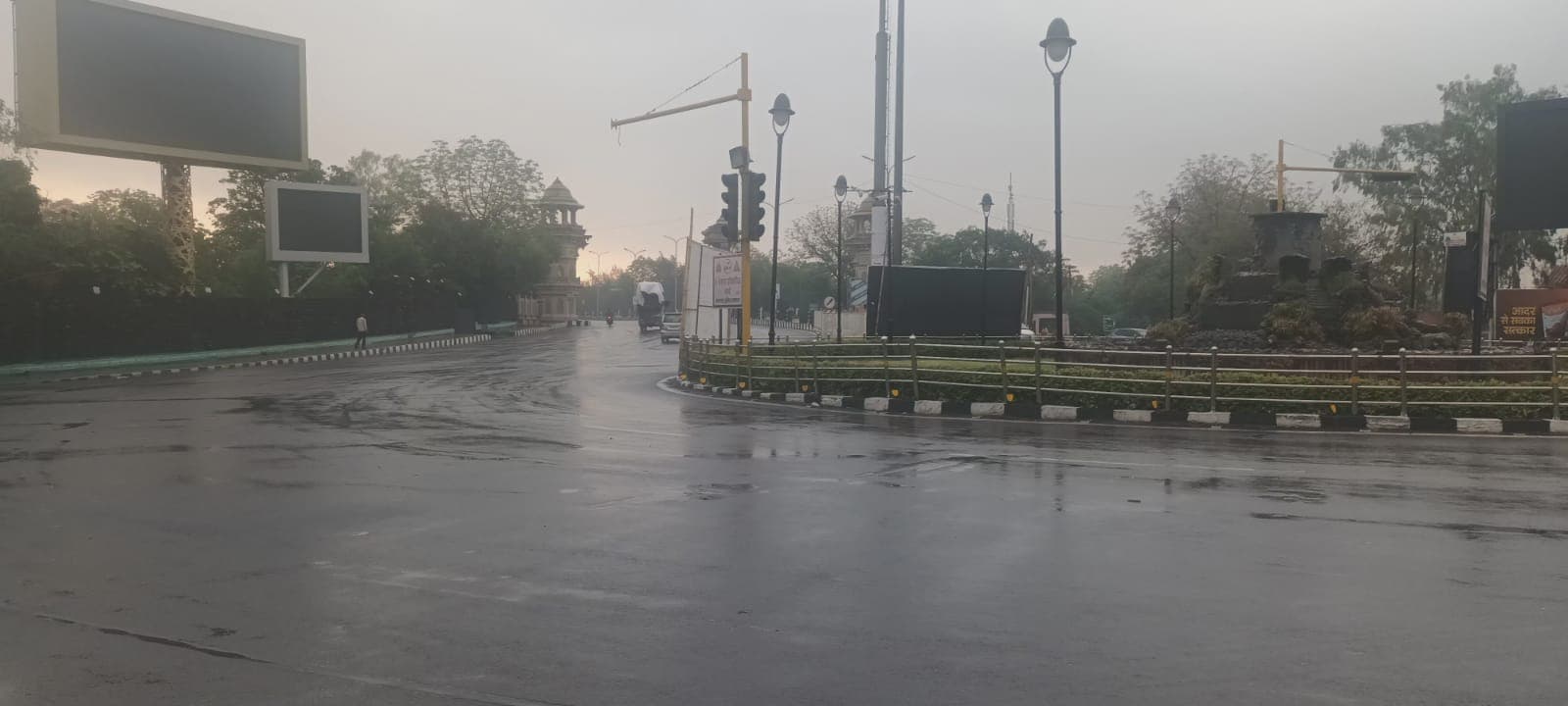 UP Weather Update: यूपी में भारी बारिश का अलर्ट, लखनऊ में रिमझिम फुहार, जानें कहां पहुंचा मानसून