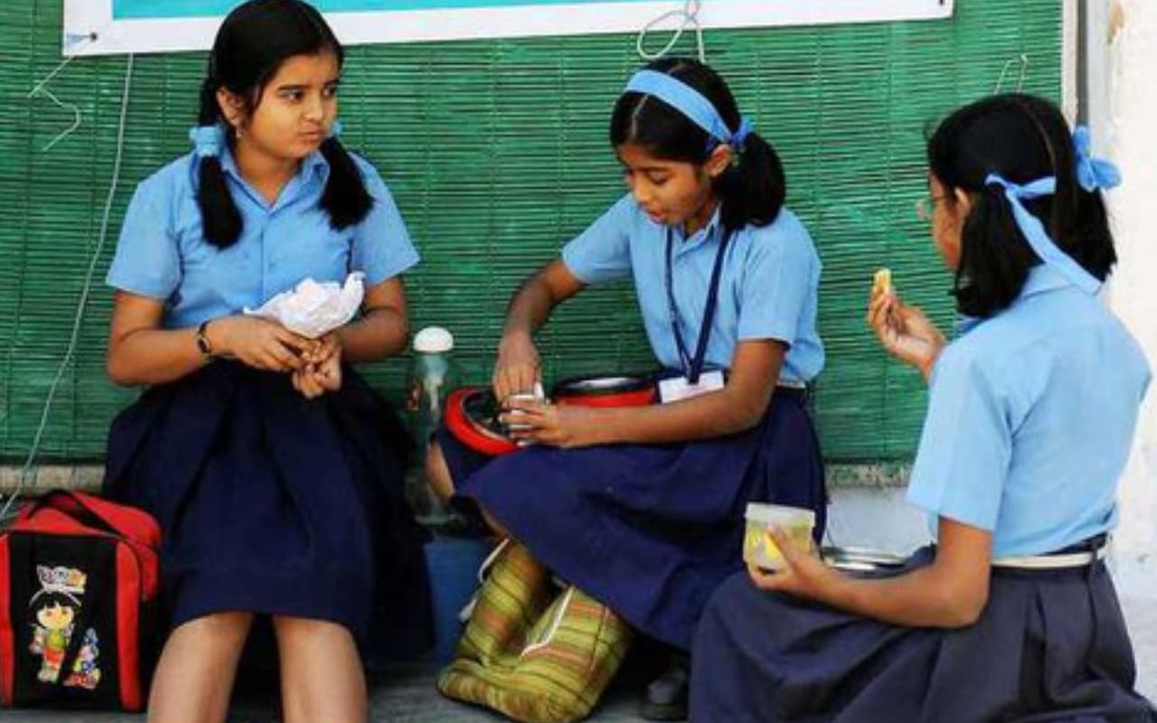 जमशेदपुर : चौथी कक्षा की बच्ची ने टिफिन में नॉनवेज किया शेयर, स्कूल ने निकाला