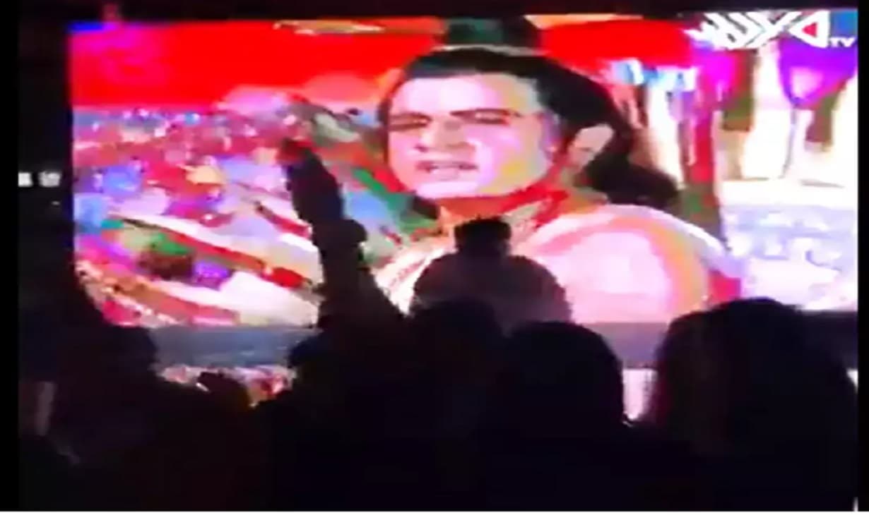 करिश्मा कपूर और रिद्धिमा कपूर ने शेयर की मेहंदी सेरेमनी की Inside फोटो, लगवाया ये खूबसूरत डिजाइन