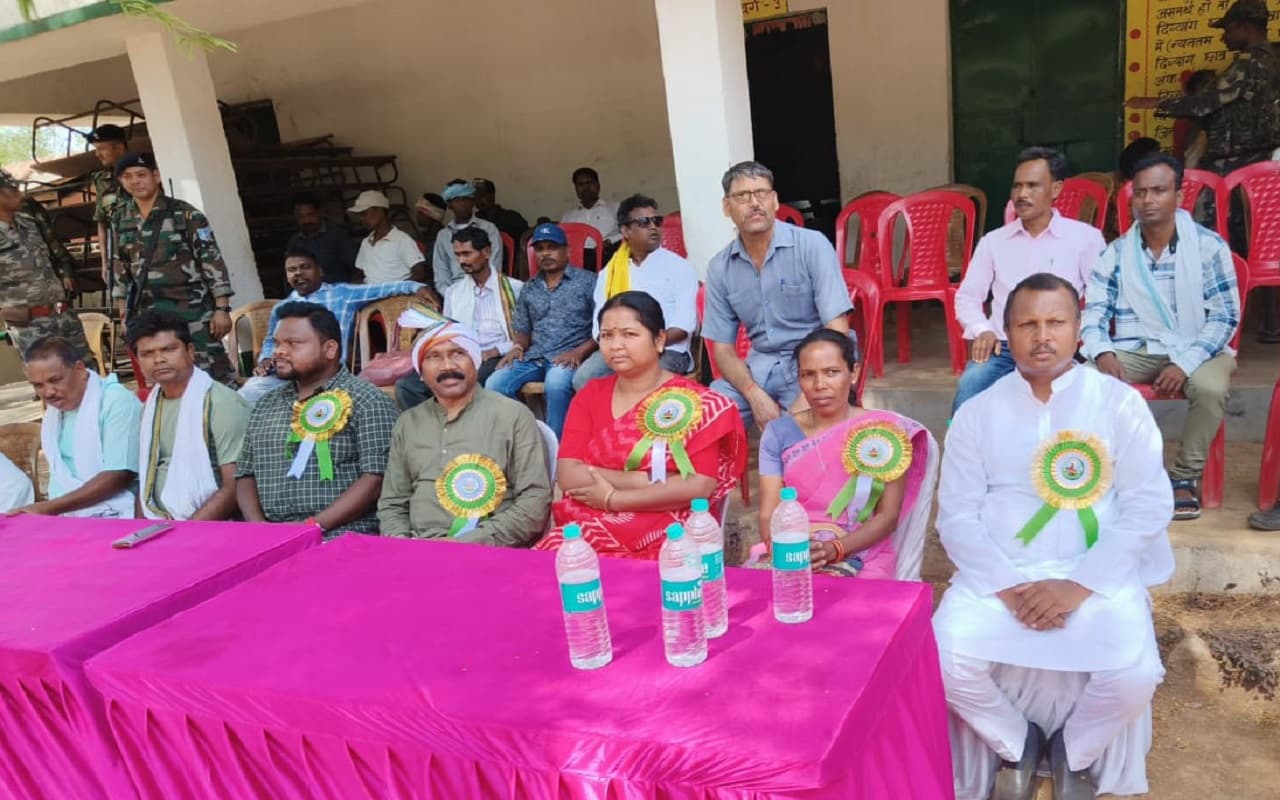बिरसा मुंडा को पूर्व सीएम मधु कोड़ा व सांसद गीता कोड़ा ने किया नमन, बोले-समाज के लिए शहीद हुए थे धरती आबा