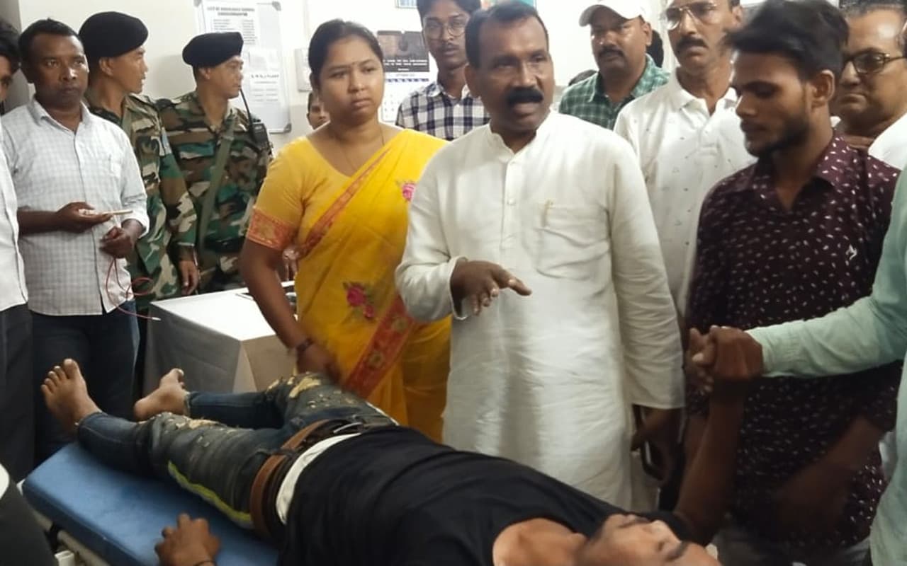 चक्रधरपुर में पुलिस हिरासत में युवक की बिगड़ी तबीयत, परिजनों ने पिटाई का लगाया आरोप, SP ने किया इनकार