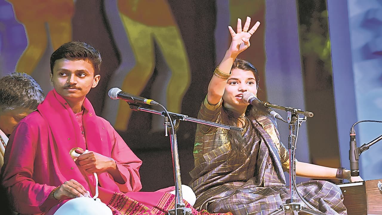 बिहार दिवस 2023: ‘आज मिथिला नगरिया निहाल सखिया..’ मैथिली ठाकुर को सुनने पटना में उमड़ी भीड़, बोलीं- गर्व है..