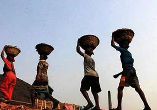 लॉकडाउन में मजदूर नहीं मिले, तो देसी जुगाड़ से बना डाली बालू चालने की मशीन