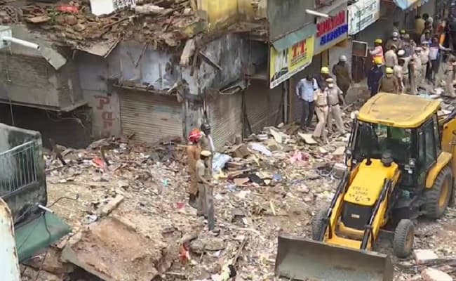 वाराणसी में अवैध ढंग से बना चार मंजिला भवन ध्वस्त, पखवारे भर पहले ईंट गिरने से युवती की गई थी जान