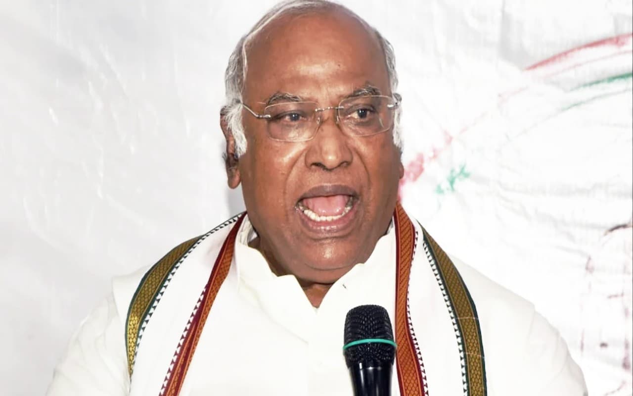 बजट सत्र के दूसरे चरण से पहले मल्लिकार्जुन खरगे ने बुलाई विपक्षी दलों की बैठक, सरकार को घेरने का करेंगे प्रयास बजट सत्र के दूसरे चरण से पहले मल्लिकार्जुन खरगे ने बुलाई विपक्षी दलों की बैठक, सरकार को घेरने का करेंगे प्रयास