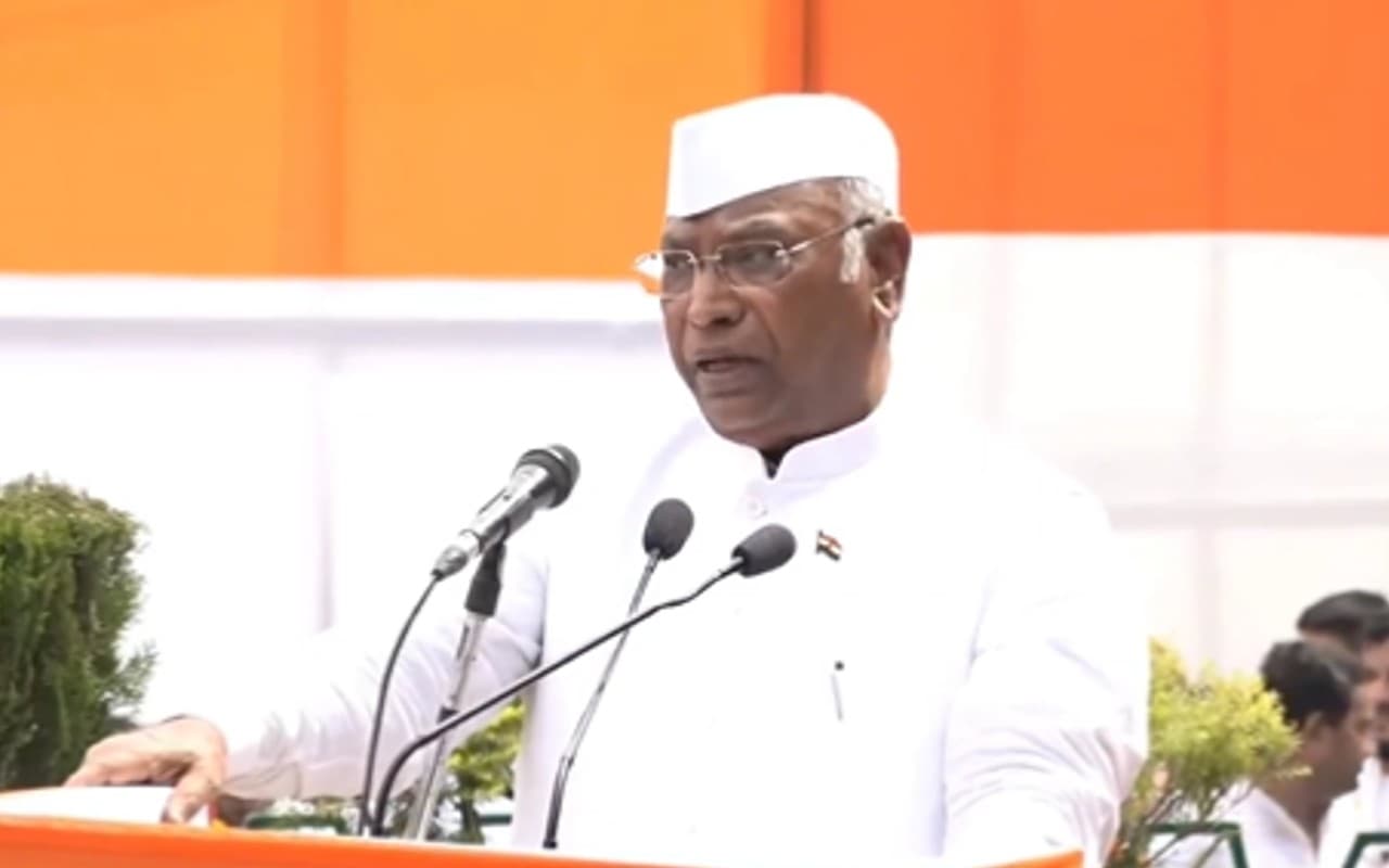 ‘संसद में मेरा माइक बंद कर दिया जाता है, आज लोकतंत्र को बड़ा खतरा’, बोले मल्लिकार्जुन खरगे