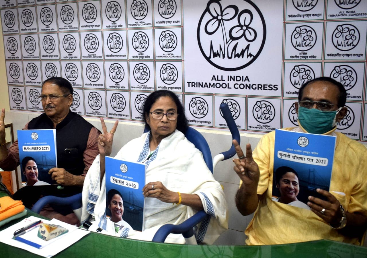 TMC Manifesto Latest Update: तीसरी बार बंगाल फतह करने के लिए ममता का मास्टर स्ट्रोक, सभी वर्गों के लिए मासिक आय सुनिश्चित करने का किया वादा