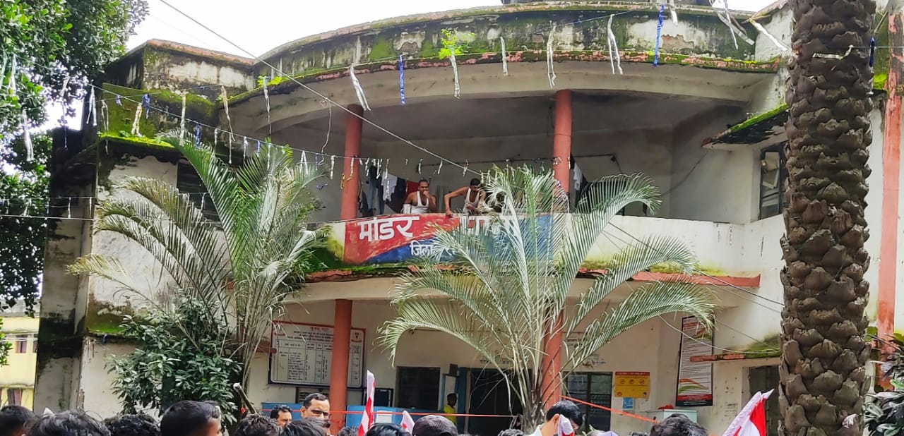 Jharkhand Crime News : झारखंड में 13 साल की नाबालिग से गैंगरेप, 4 आरोपी गिरफ्तार, दोस्त ने ऐसे दिया था झांसा