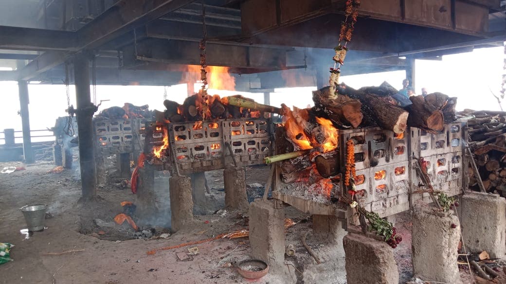 वाराणसी में मणिकर्णिका घाट पर डोम राजा के बैठने के स्थान को लेकर हुआ विवाद, घंटे भर ठप रहा शवदाह वाराणसी में मणिकर्णिका घाट पर डोम राजा के बैठने के स्थान को लेकर हुआ विवाद, घंटे भर ठप रहा शवदाह