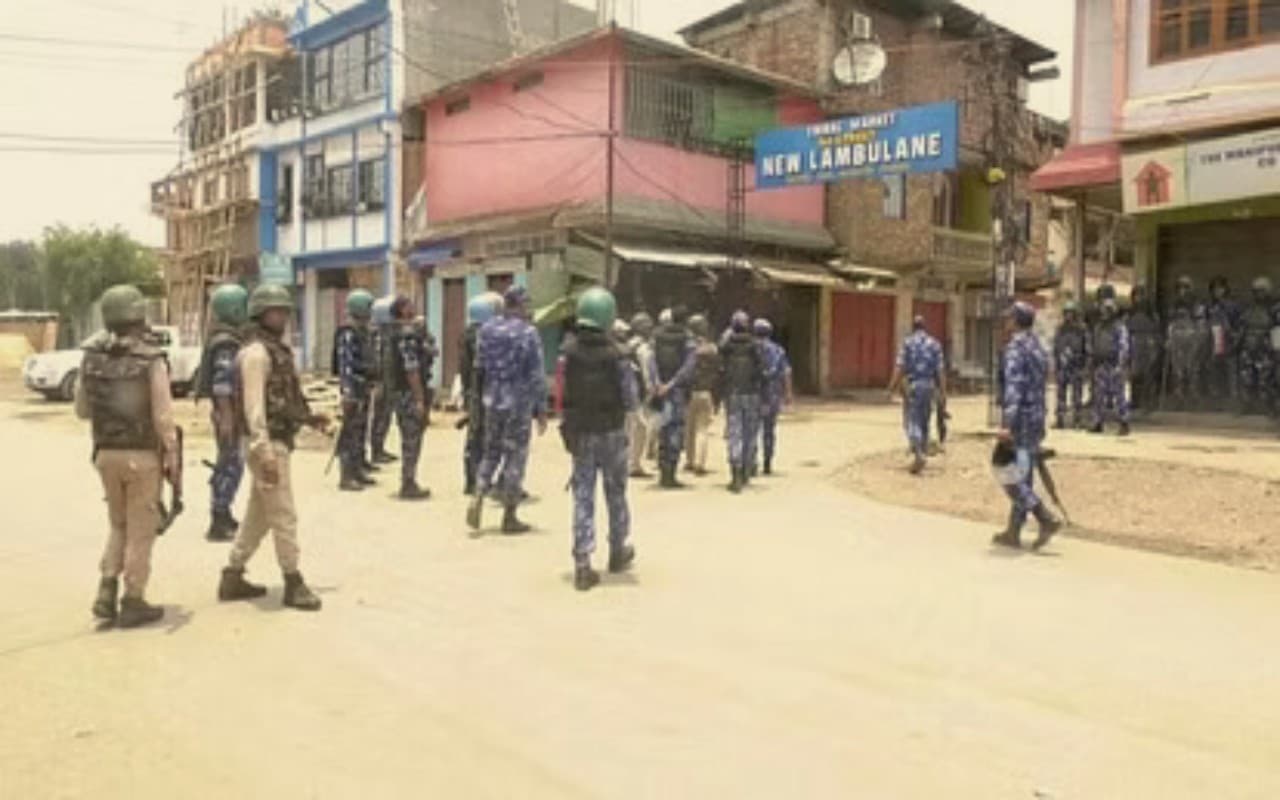 Manipur: हिंसा के बाद स्थिति तनावपूर्ण लेकिन फिर भी काबू में, इंटरनेट सेवा भी ठप