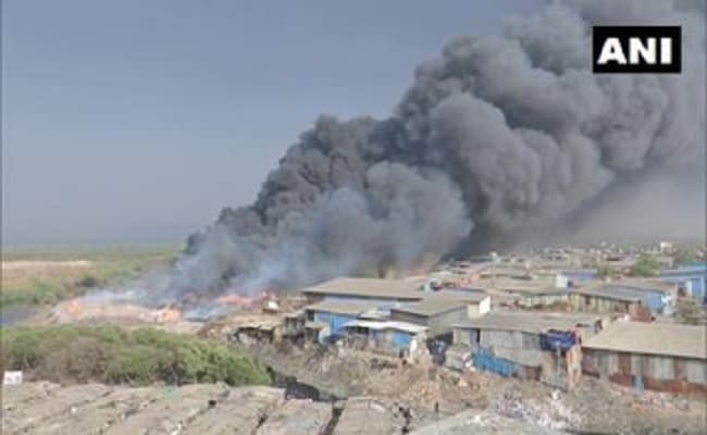 मुंबई के मानखुर्द में लगी भीषण आग, मौके पर पहुंची दमकल की 19 गाड़ियां, किसी के हताहत होने की खबर नहीं