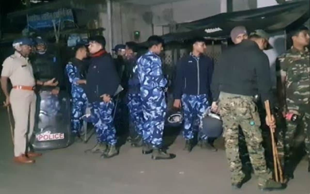 पश्चिम बंगाल : तृणमूल को दो गुटों में झड़प, बचाव के दौरान पुलिस कांस्टेबल को लगी गोली, 41 गिरफ्तार