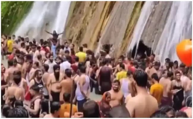 मसूरी में झरने में नहाते सैकड़ों लोगों का वीडियो वायरल, कोविड-19 नियमों की उड़ाई धज्जियां
