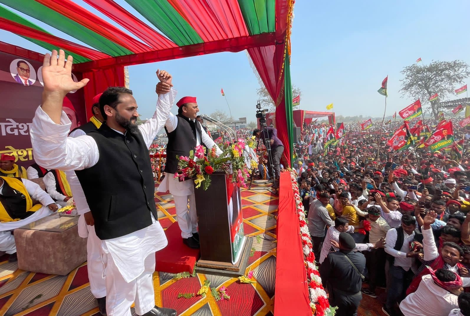 Mayank Joshi: आजमगढ़ में अखिलेश यादव ने BJP को घेरा, मंच पर मौजूद रहे रीता बहुगुणा के बेटे मयंक जोशी