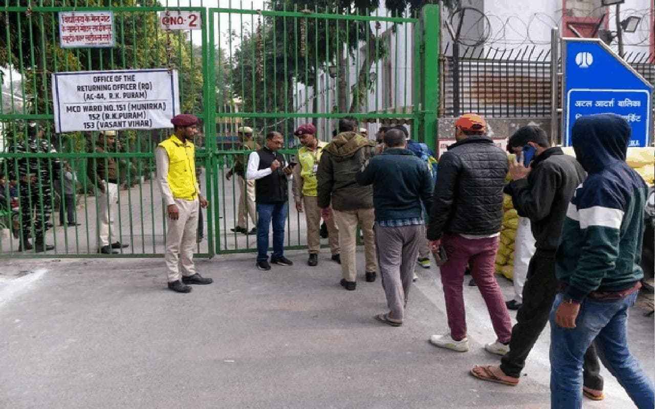 Delhi MCD Election: 50 फीसदी के करीब हुआ मतदान, EVM में कैद हुई 1349 प्रत्याशियों की किस्मत