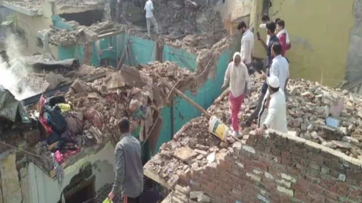 मेरठ: साबुन फैक्टरी में विस्फोट से दहला इलाका, चार की मौत-कई घायल, मंत्री बोले- आरोपियों पर होगी कठोर कार्रवाई मेरठ: साबुन फैक्टरी में विस्फोट से दहला इलाका, चार की मौत-कई घायल, मंत्री बोले- आरोपियों पर होगी कठोर कार्रवाई