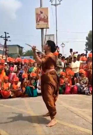VIDEO: भारत की नारी सब पर भारी, महिला ने डंडे से किए ऐसे करतब जिसे देखकर आप भी रह जायेंगे हैरान