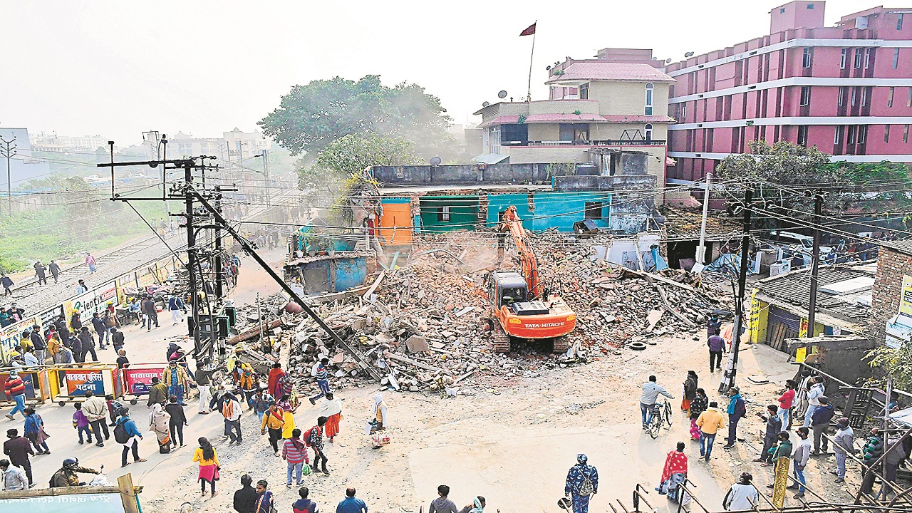 पटना में मीठापुर पुल बनाने मकानों और दुकानों पर चले बुल्डोजर, देखें विरोध और कार्रवाई की तसवीरें
