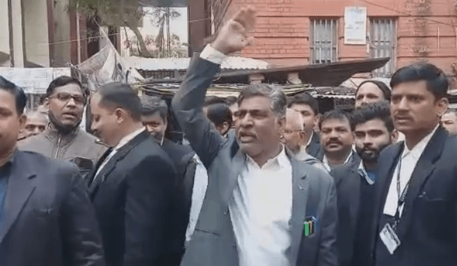 रवींद्र जायसवाल के कचहरी आवागमन पर अधिवक्ताओं ने की नारेबाजी, कहा- वापस जाओ भूमाफिया वापस जाओ…