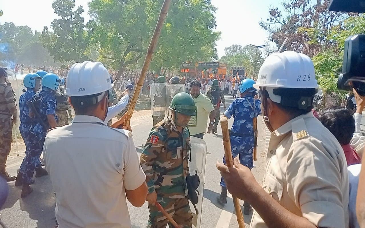PHOTOS: कैमरे की नजर से बीजेपी का झारखंड सचिवालय घेराव, लाठीचार्ज और पथराव से कई हुए घायल