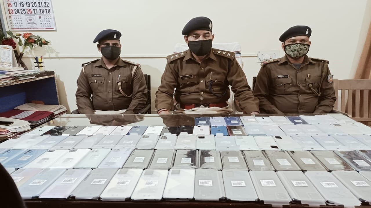 झारखंड पुलिस की बड़ी कार्रवाई, कुख्यात चोर आलम शेख के घर से 50 लाख के मोबाइल जब्त, नदी में कूदकर भागा चोर