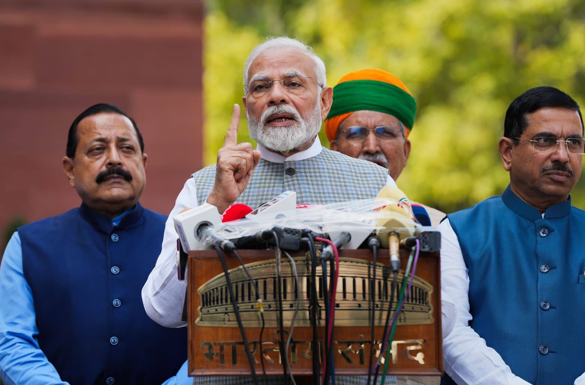 New Parliament Building: हाथ में संविधान लेकर पैदल नये संसद भवन जाएंगे पीएम मोदी, साथ चलेंगे सभी 783 सांसद