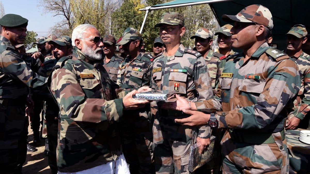 वीर जवानों के बीच PM मोदी ने मनायी दिवाली, चीन को दी चेतावनी- ‘भारत को आजमाया तो प्रचंड जवाब मिलेगा’