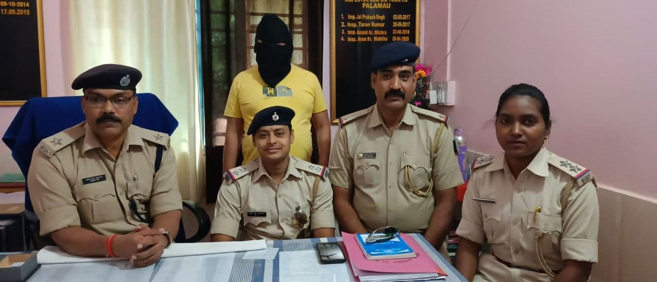 Jharkhand News : बम से हमला करने का आरोपी भास्कर पांडेय गिरफ्तार, पलामू पुलिस ने ऐसे किया अरेस्ट