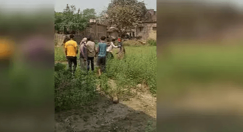 VIDEO: कहासुनी का वीडियो बना रही थी, तभी चली गोली और आने लगी बाप रे बाप की आवाज, RJD ने कहा- यह महाजंगलराज! VIDEO: कहासुनी का वीडियो बना रही थी, तभी चली गोली और आने लगी बाप रे बाप की आवाज, RJD ने कहा- यह महाजंगलराज!