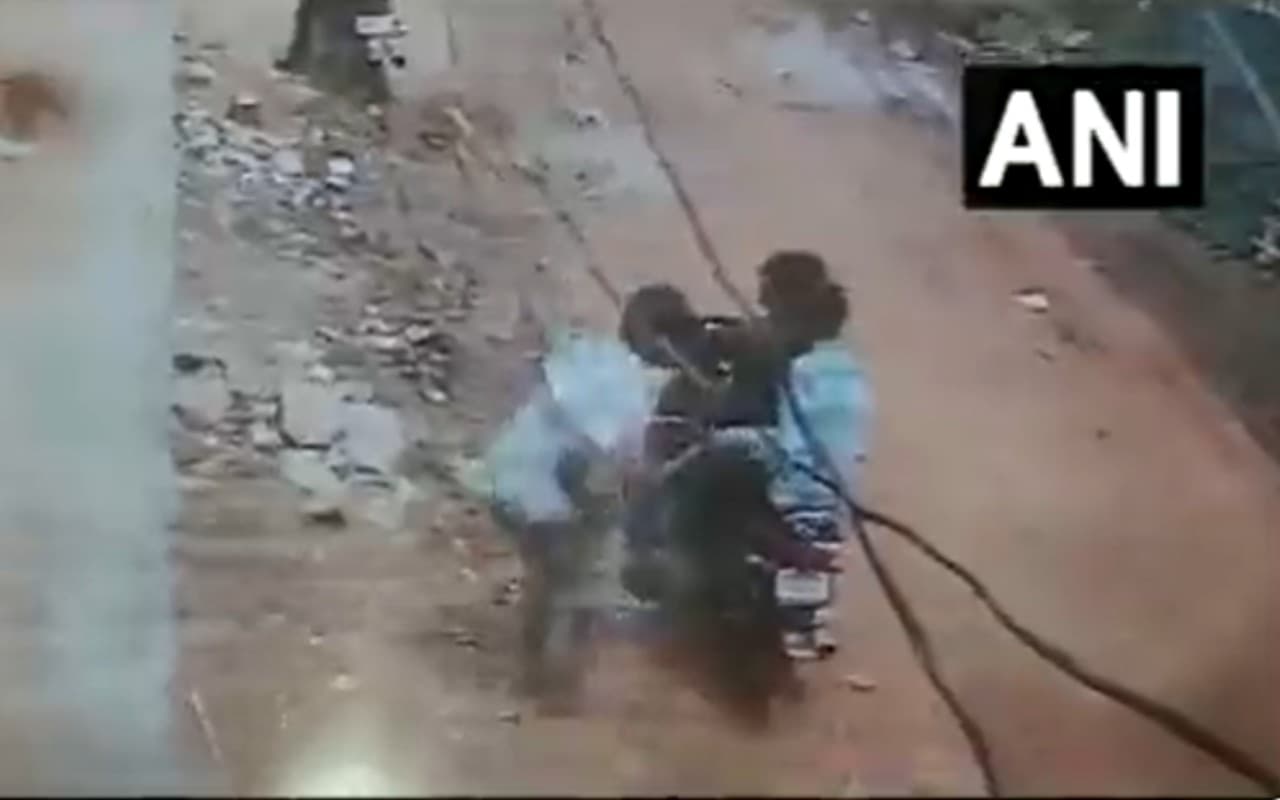 MP News: मुरैना में कोचिंग टीचर पर लड़कों ने चला दी गोली, वीडियो आया सामने MP News: मुरैना में कोचिंग टीचर पर लड़कों ने चला दी गोली, वीडियो आया सामने