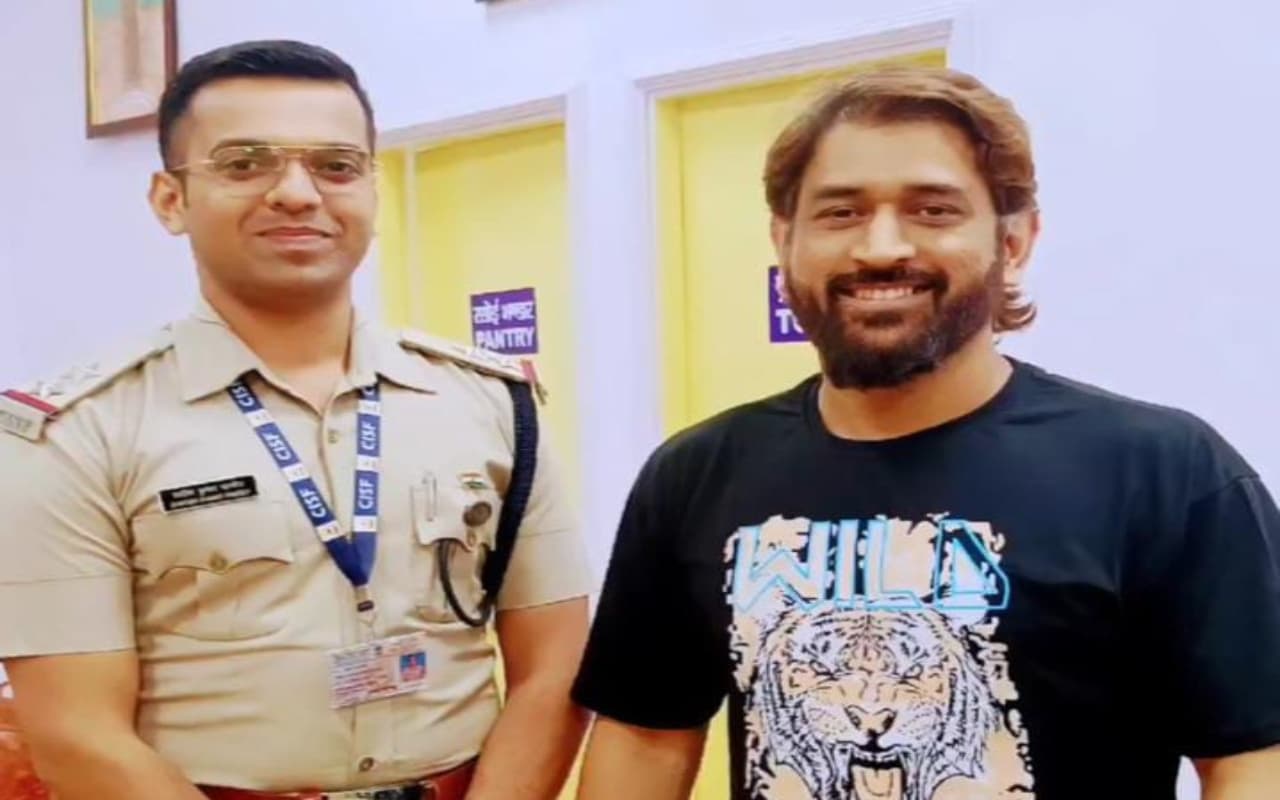 MS Dhoni के नाम CISF का दिल छू लेने वाला पोस्ट, कहा- धोनी सर से मिल जिंदगी की सारी…