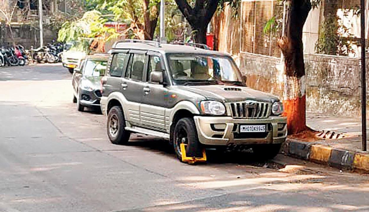 अंबानी एंटीलिया विस्फोटक मामला : ठाणे में वाजे घर पर खड़ी मिली टोयोटा लैंड क्रूजर प्राडो, एनआईए ने जब्त की दो एक्स्ट्रा कार