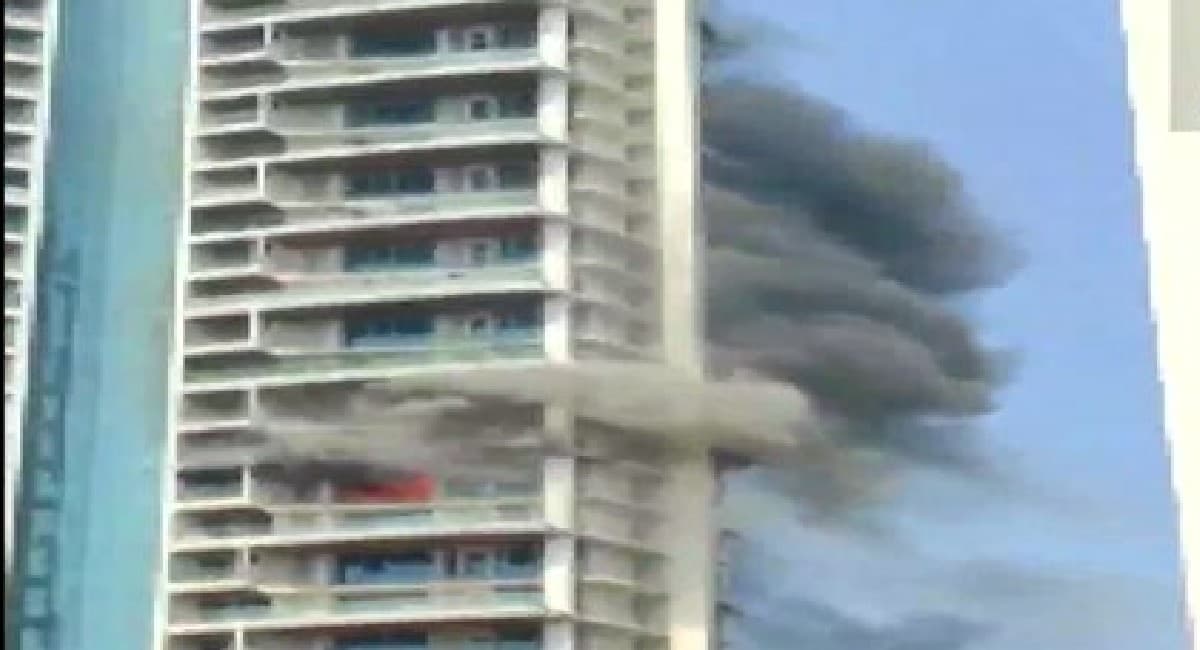 Mumbai Fire: मुंबई के रिहायशी इमारत की 19वीं मंजिल में लगी आग, बिल्डिंग से छलांग लगाने वाले शख्स की मौत