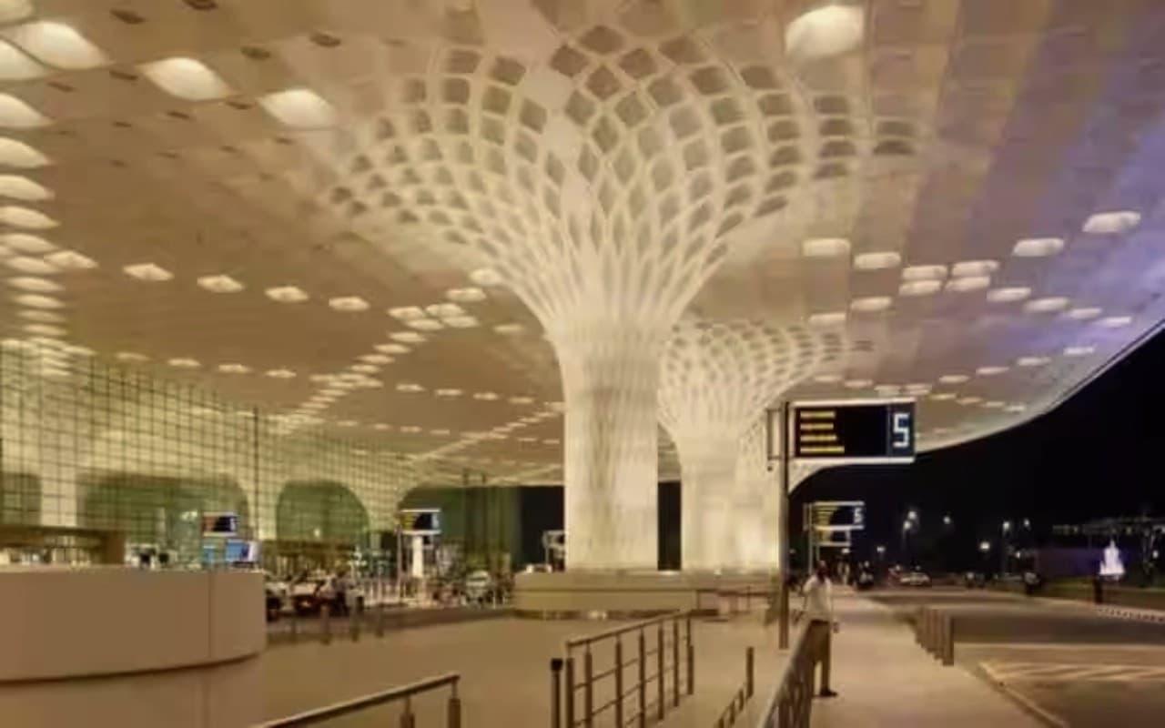Mumbai: एयरपोर्ट पर बम शब्द सुनते ही मची अफरा-तफरी, महिला गिरफ्तार
