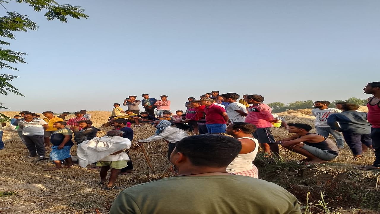 बिहार: आठ दिन से लापता अधेड़ का नीम के पेड़ से लटकता शव बरामद, हत्या की आशंका, इलाके में फैली सनसनी