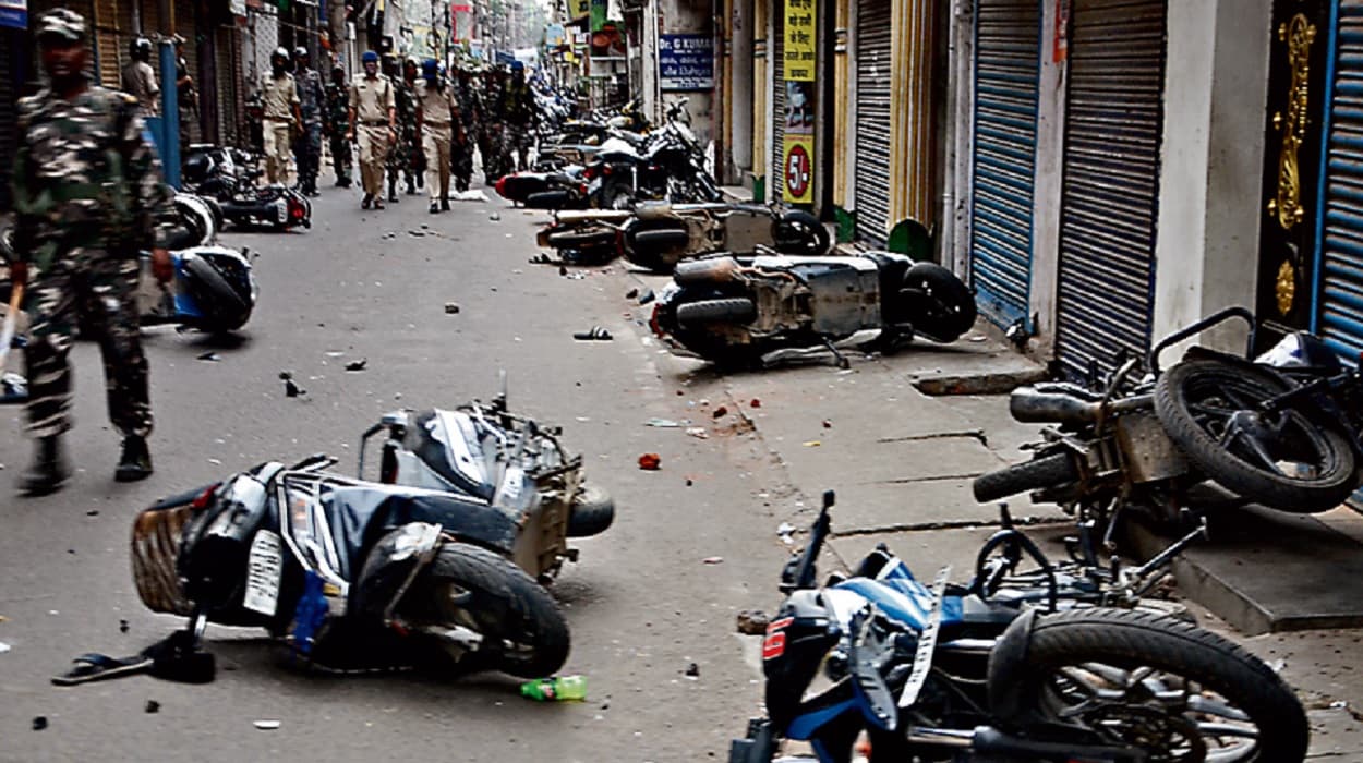 Ranchi Violence: रांची में हुई हिंसा पर क्या बोले लोग? बीजेपी ने प्रशासन पर साधा निशाना Ranchi Violence: रांची में हुई हिंसा पर क्या बोले लोग? बीजेपी ने प्रशासन पर साधा निशाना