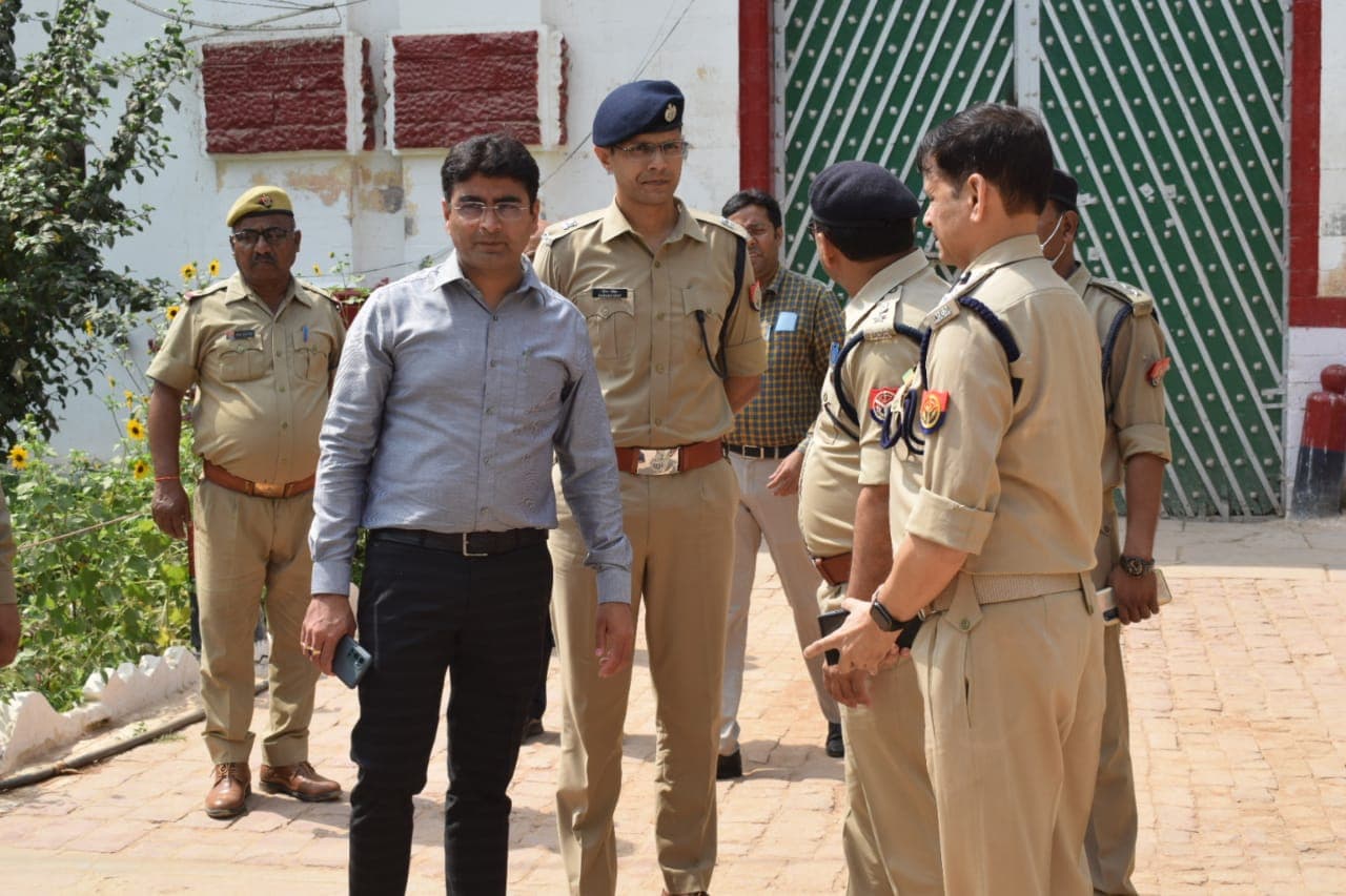 Prayagraj News: DM और SSP अचानक पहुंचे नैनी सेंट्रल जेल; सुरक्षा, सफाई और भोजन के लिए दिए निर्देश